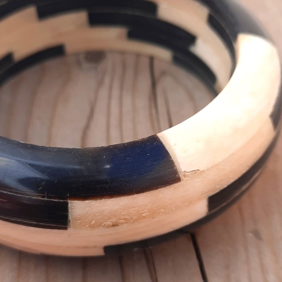 CHUNKY BLACK AND WHITE BANGEL - Picture 2 of 7